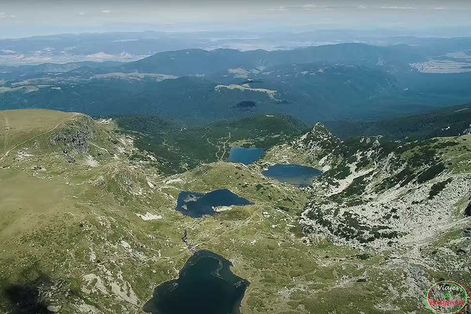 Vista de dron de Los Siete Lagos de Rila en Bulgaria