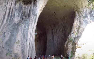 Cueva "Los ojos de dios"