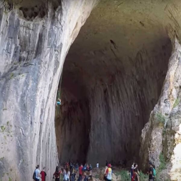 Cueva Los ojos de Dios en Bulgaria