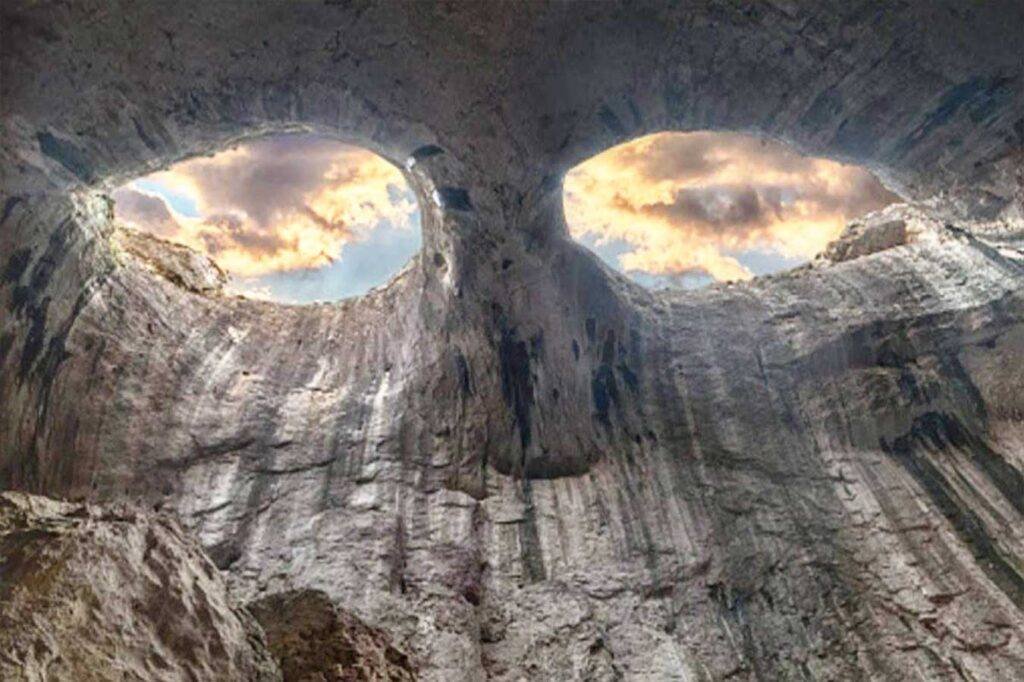 La cueva "Los ojos de Dios"