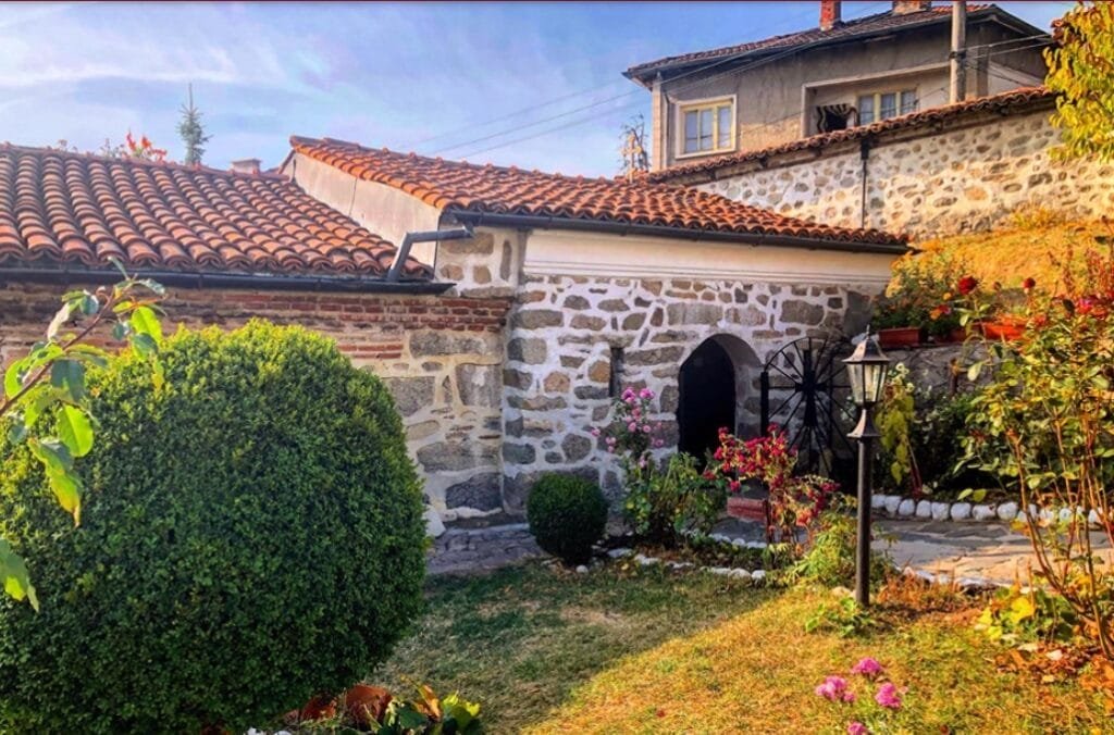 La Iglesia "San Teodoro Tiron y Teodoro Stratilat" en el pueblo de Dobarsko.