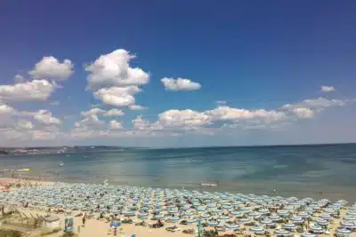 Playa Baltata: Un Refugio de Arena Dorada y Bosques